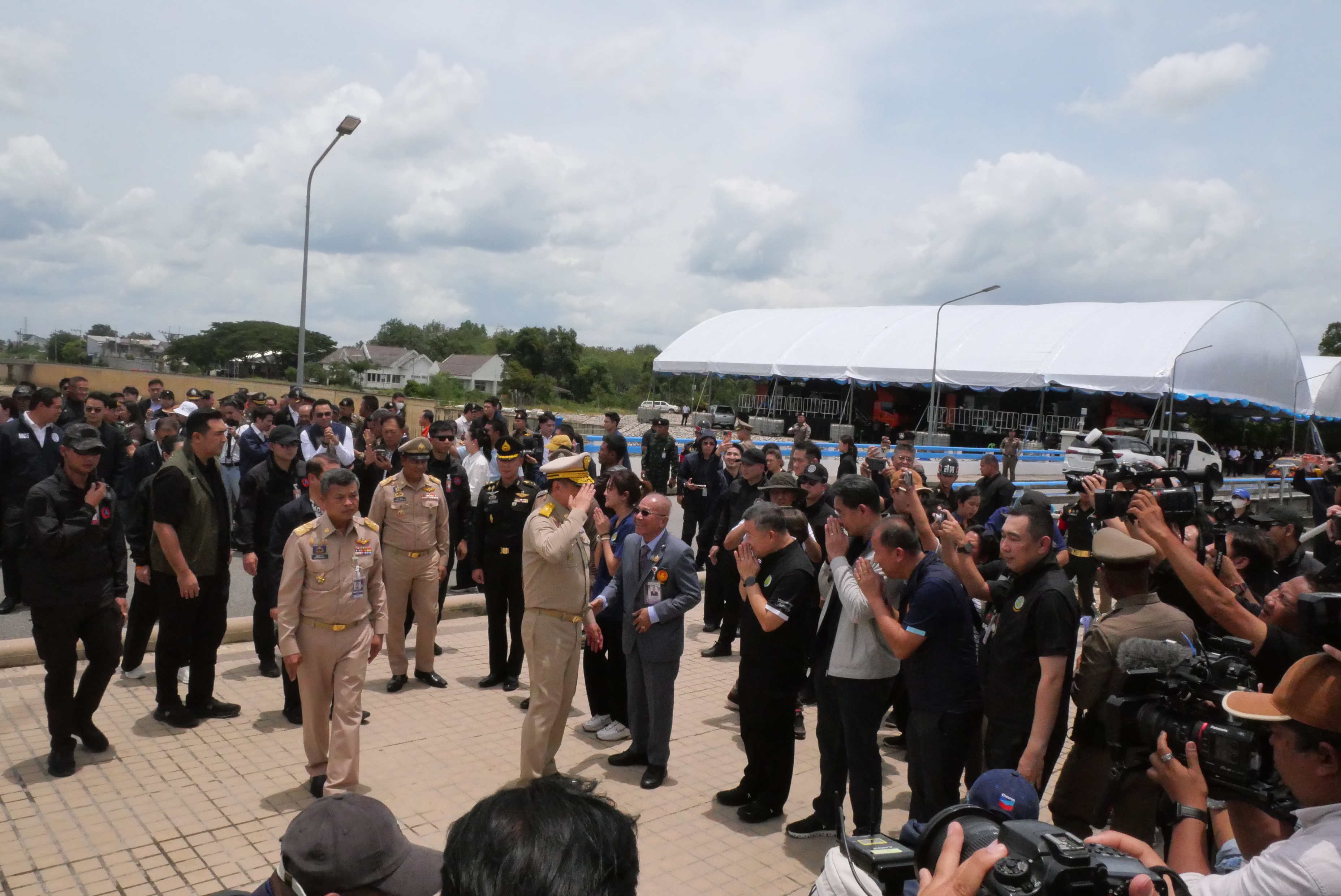 title - เลขาธิการ ส.ป.ก. พร้อมคณะ ร่วมลงพื้นที่กับคณะนายกรัฐมนตรี ติดตามการบริหารจัดการน้ำ เพิ่มศักยภาพระบายน้ำ ลดเสี่ยงน้ำท่วมหาดใหญ่ 